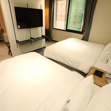 The First Hotel Чханвон Экстерьер фото