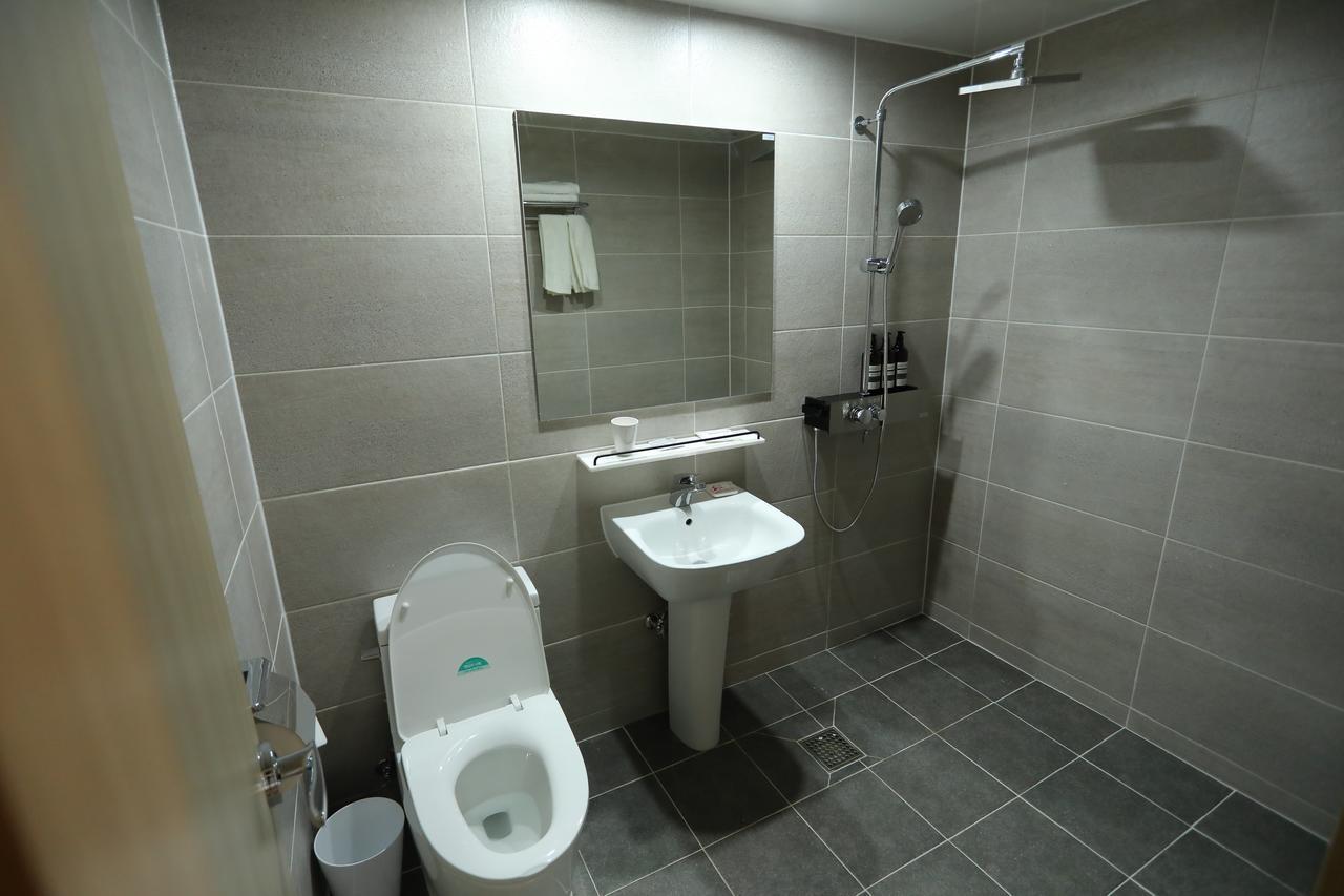 The First Hotel Чханвон Экстерьер фото
