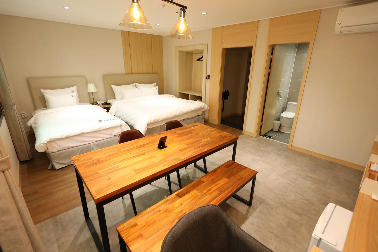 The First Hotel Чханвон Экстерьер фото