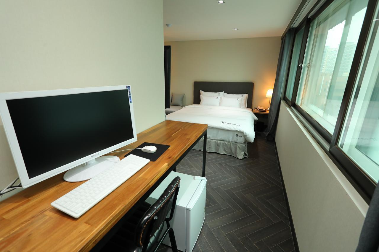 The First Hotel Чханвон Экстерьер фото