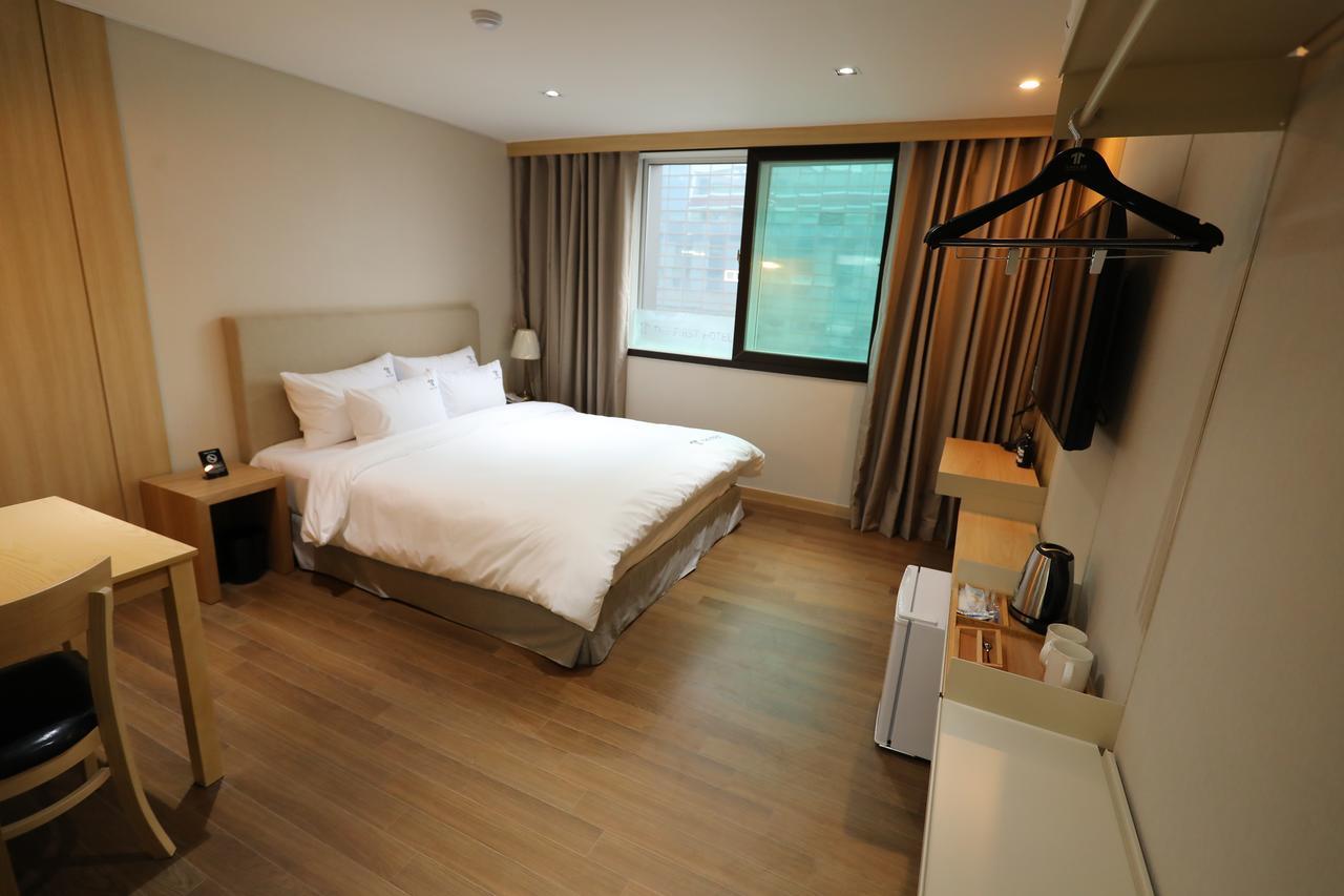 The First Hotel Чханвон Экстерьер фото
