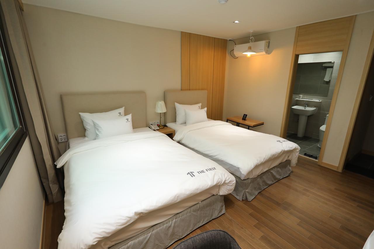 The First Hotel Чханвон Экстерьер фото