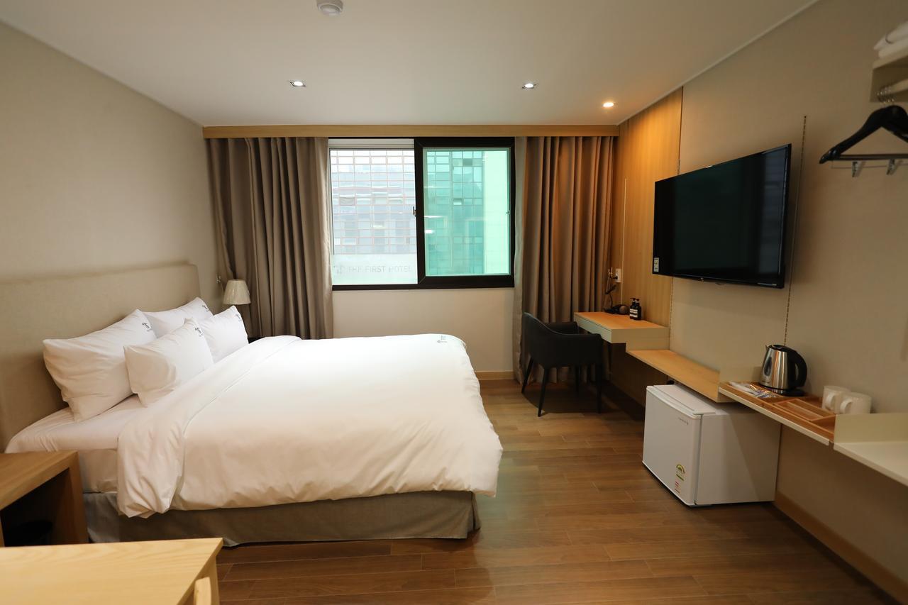 The First Hotel Чханвон Экстерьер фото