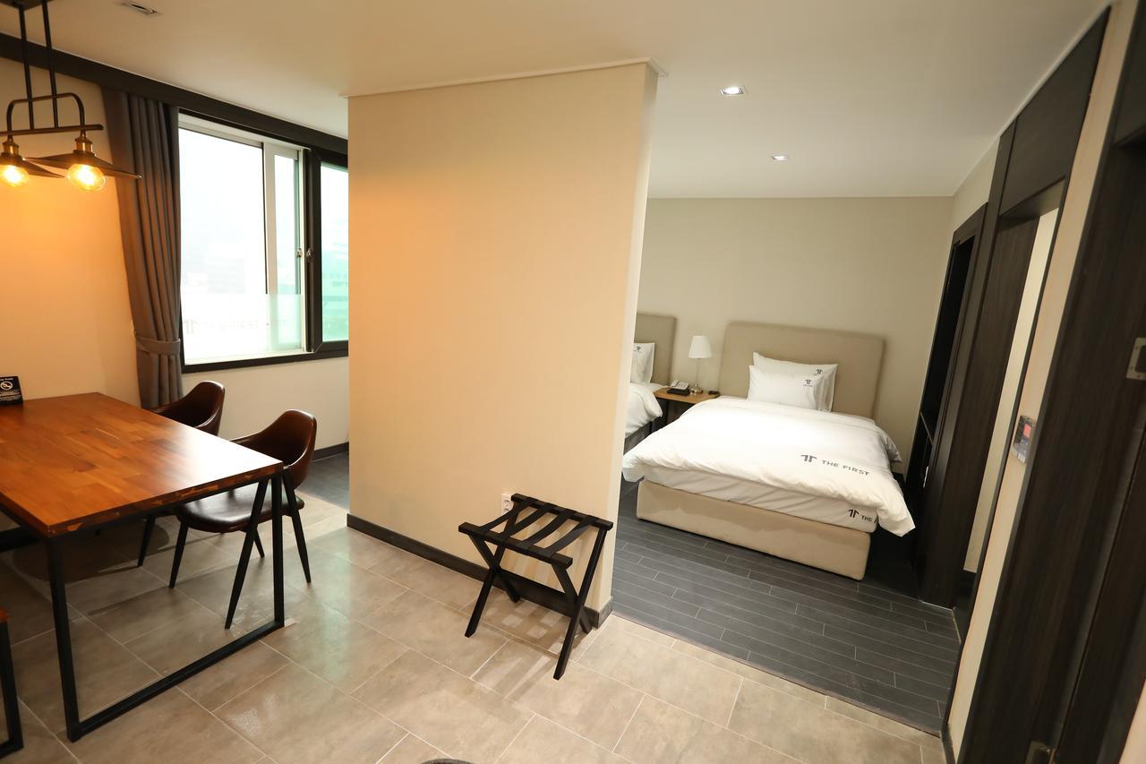 The First Hotel Чханвон Экстерьер фото